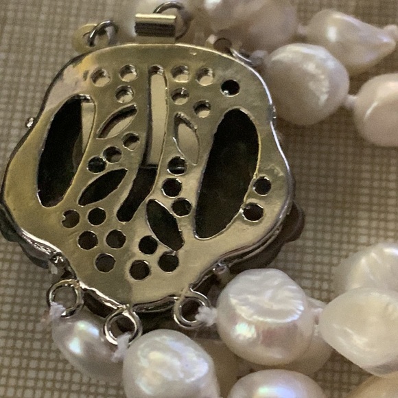 Beautiful 3 rows natural white cultured Baroque beads MOP silver flower clasp - Picture 10 of 11